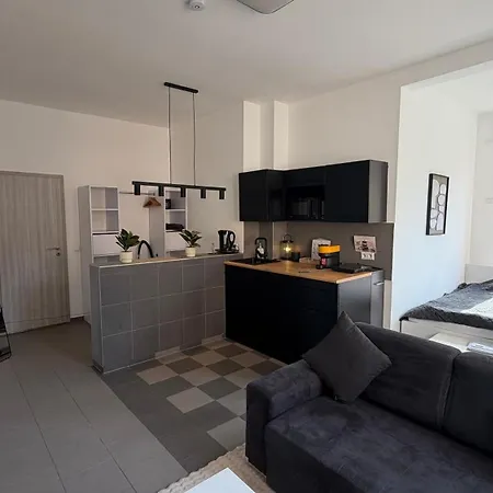 Modernes Designer In Stadtnah Und Ruhig Gelegen Apartamento