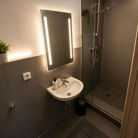 Modernes Designer In Stadtnah Und Ruhig Gelegen Lägenhet *